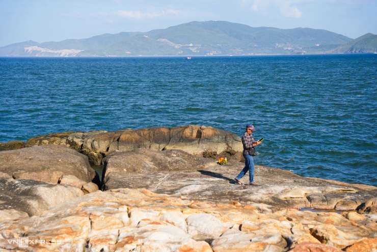Ngôi chùa nằm trên 'hòn non bộ' giữa vịnh Nha Trang - 15