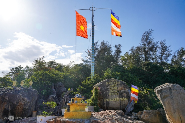 Cột cờ tại chùa Từ Tôn nằm hướng về phía phố biển Nha Trang.
