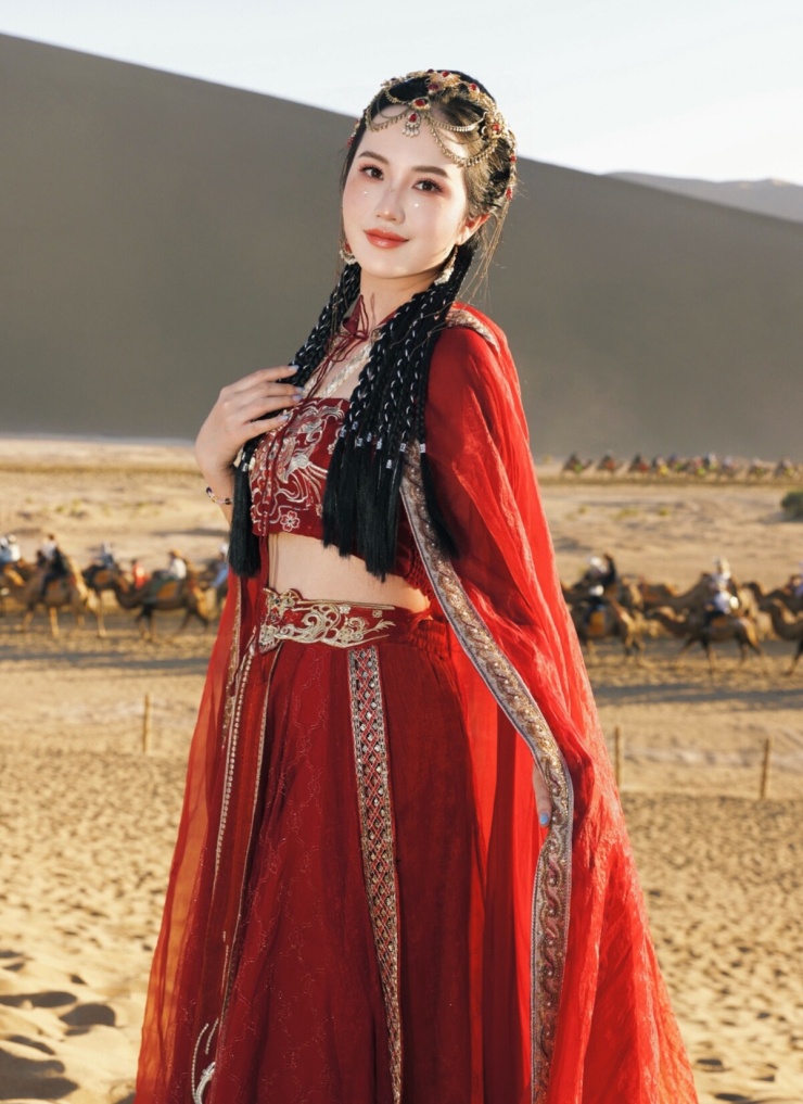 Primmy Trương 'hóa' cô gái Tân Cương trên sa mạc cát nổi tiếng thuộc Con đường Tơ lụa.