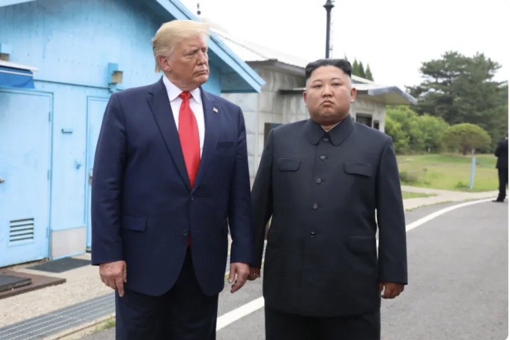 Ông Trump và Kim Jong Un. Ảnh: Dong A Ilbo