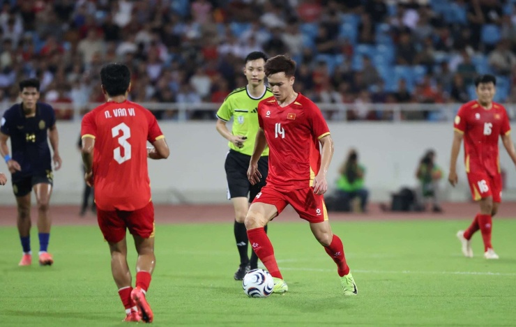 Hoàng Đức và ĐT Việt Nam có thể chơi tấn công toàn diện trước ĐT Malaysia phải lùi sâu để phòng ngự. Ảnh: Lê Hiếu