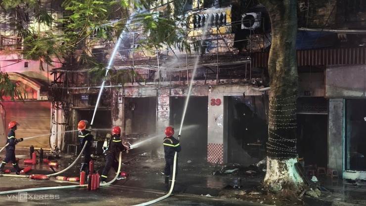 Công an TP Hải Phòng nhanh chóng dập tắt đám cháy. Ảnh: Lê Tân