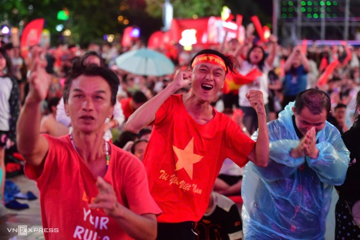 Anh Võ Phúc Hậu (giữa), 23 tuổi, ăn mừng sau bàn thắng mở tỷ số của đội tuyển Việt Nam. Niềm vui này được người hâm mộ chờ đợi suốt hiệp đấu đầu tiên.