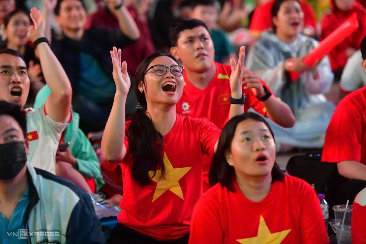 Người hâm mộ giương cờ, nhảy mừng khi Việt Nam ghi bàn ở phút bù cuối cùng, dẫn chủ nhà Malaysia 1-0.