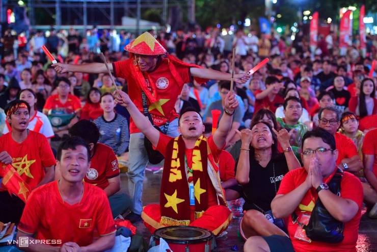  Suốt hiệp 1, cổ động viên reo hò, đánh trống cổ vũ tuyển Việt Nam trong trận đấu. Trước đó, năm màn hình LED cao 7 m, rộng 12 m được lắp tại phố đi bộ Nguyễn Huệ để phục vụ người dân cổ vũ tuyển Việt Nam gặp Malaysia ở bán kết ASEAN Cup 2026.  