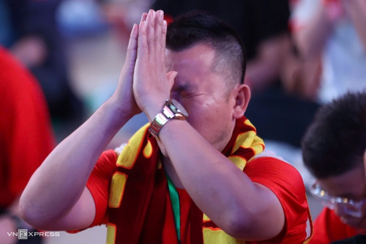 Những phút đầu hiệp 2, thủ môn Lê Giang Patrik xông ra ngoài vòng 16,50 m để ngăn cản bóng và bị trọng tài rút thẻ đỏ. Tuy nhiên sau khi tham khảo VAR, trọng tài đã thu hồi thẻ phạt. Người hâm mộ từ lo lắng đến ăn mừng khi thủ môn Lê Giang Patrik được xoá thẻ đỏ.