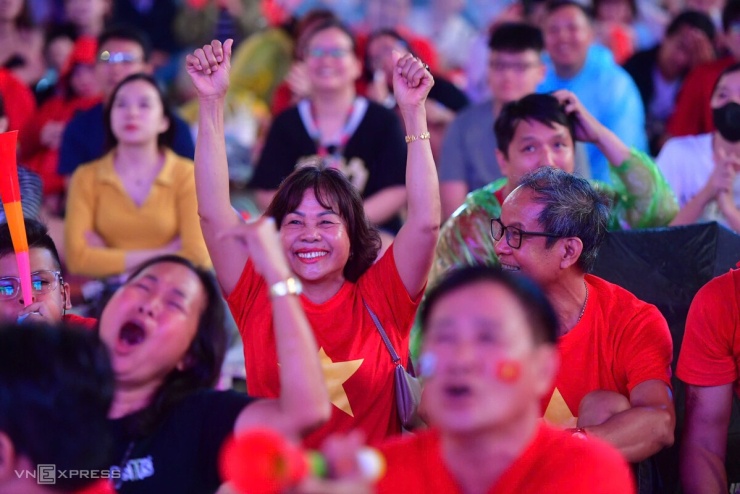 Phút 36, Malaysia tạo ra pha bóng nguy hiểm nhất từ đầu trận với đường căng ngang từ cánh phải, nhưng thủ môn Lê Giang Patrik đã kịp thời cản phá khiến các nữ cổ động viên vỡ òa thở phào.