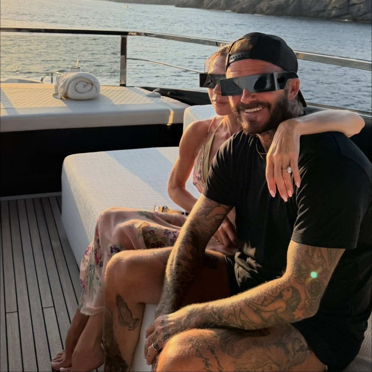 Vợ chồng David Beckham nghỉ ngơi trên du thuyền trong chuyến du lịch hè dọc châu Âu. Ảnh: Facebook David Bekham