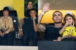 Ronaldo không đá vẫn gây sốt: Sắm vai người chồng mẫu mực, gặp Hoàng tử Saudi Arabia