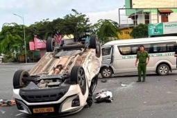 Xe 16 chỗ tông taxi 'lấm lưng trắng bụng', nhiều người bị thương, có trẻ em