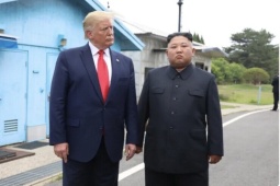 Ông Trump bất ngờ đăng ảnh chụp chung với ông Kim Jong Un