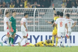 “Người nhện” Lê Giang Patrik liên tục cứu nguy, thoát thẻ đỏ nhờ VAR