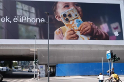 Apple phải gỡ gấp bảng quảng cáo iPhone vì liên quan tới trẻ em