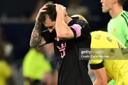 Messi 3 lần liên tiếp sút hỏng phạt đền, ăn thẻ vàng vì thái độ quá khích với trọng tài