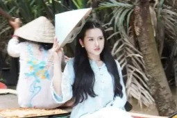 'Nàng thơ' diện áo bà ba, đi xuồng ba lá dưới bóng dừa