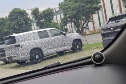 SUV bí ẩn ngang cỡ VF 9 bất ngờ lộ diện tại nhà máy VinFast