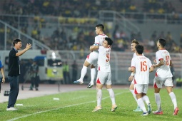 ĐT Việt Nam & Quang Hải được cầu thủ Malaysia “tặng quà”, mở tiệc trên đất khách