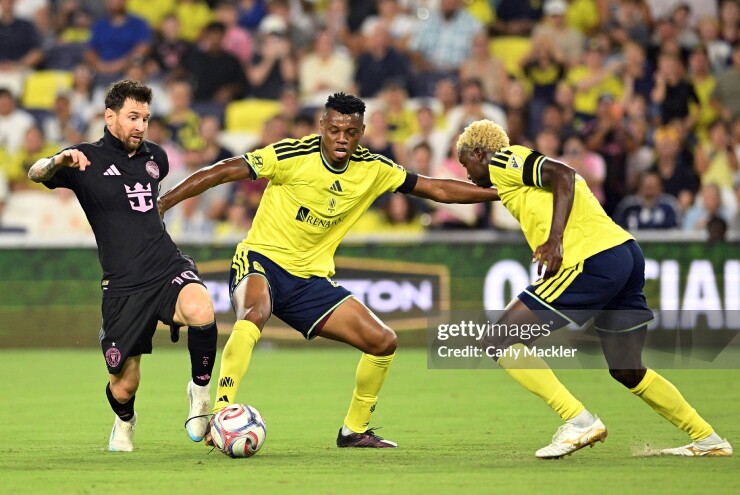 Messi vất vả trong hiệp một