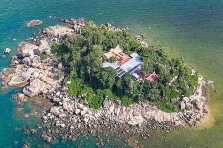 Ngôi chùa nằm trên 'hòn non bộ' giữa vịnh Nha Trang