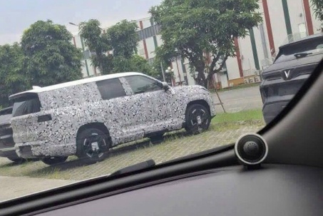 SUV bí ẩn ngang cỡ VF 9 bất ngờ lộ diện tại nhà máy VinFast