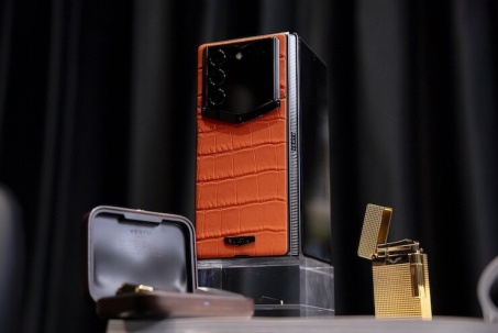 Vertu gây "choáng" với smartphone màn hình gập Alphafold giá hơn 2,6 tỷ đồng