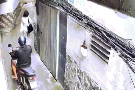 Clip: Giật điện thoại bất thành, tên cướp bỏ cả xe máy tháo chạy
