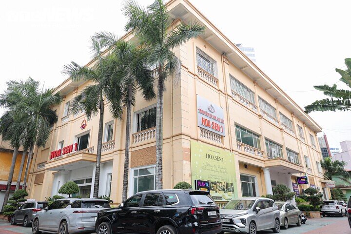 Khách sạn Kim Liên còn là địa điểm tổ chức nhiều hội nghị, sự kiện trong nước và quốc tế, cùng hệ thống tiện ích như sân tennis, bể bơi, phòng xông hơi, massage và bãi đỗ xe.