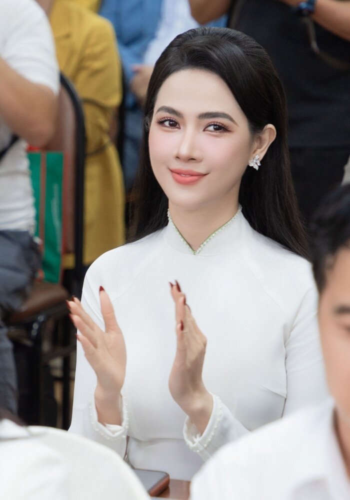 Người đẹp Phan Thị Mơ.