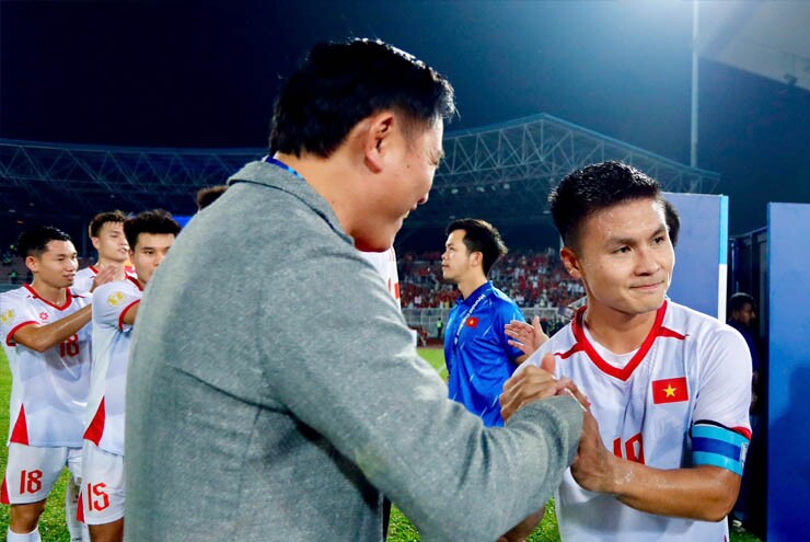 Tuyển Việt Nam nhận được sự động viên từ trưởng đoàn Trần Anh Tú.