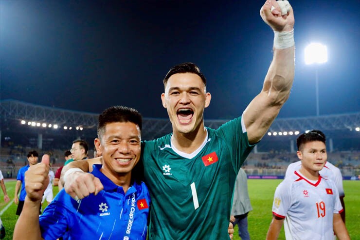 Trong khung gỗ, Patrik Lê Giang xuất sắc không kém khi liên tục cứu thua cho ĐT Việt Nam. 