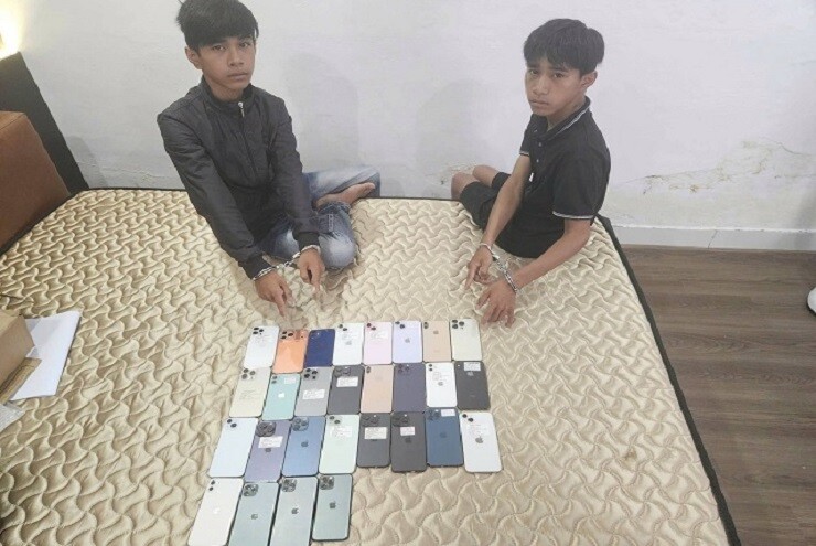 Hai anh em ruột 'cuỗm' 27 chiếc iPhone, chạy từ Đà Nẵng ra Huế vẫn không thoát