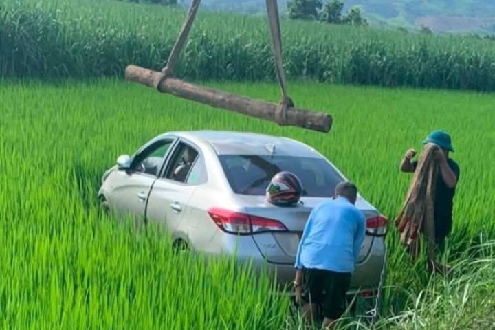 Tài xế xe dịch vụ nghi đột quỵ khi đang lái, ô tô lao xuống ruộng