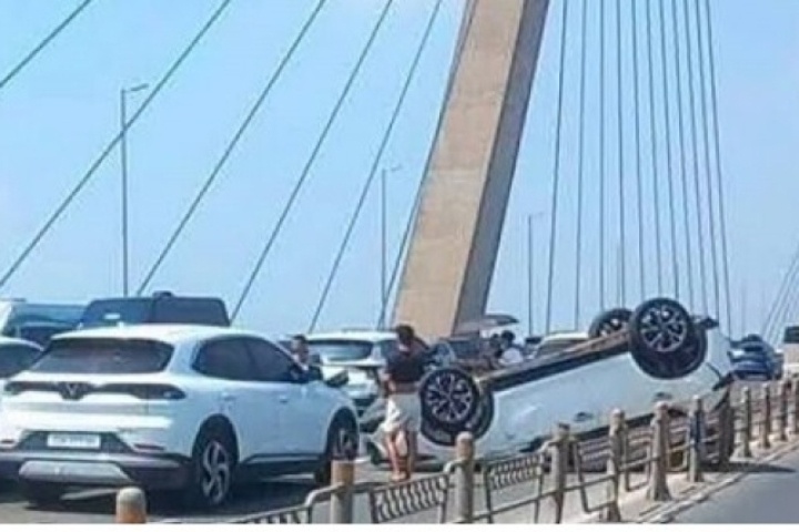 Hai vụ va chạm liên tiếp trên cầu Nhật Tân, ô tô lật ngửa, giao thông ùn tắc