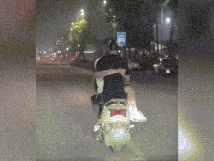 Clip: Cặp đôi thể hiện tình cảm có 1-0-2 trên xe máy khiến người đi đường ngỡ ngàng