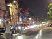 Hà Nội: Đèn tín hiệu giao thông liên tục đỏ, ô tô xếp hàng dài trong đêm