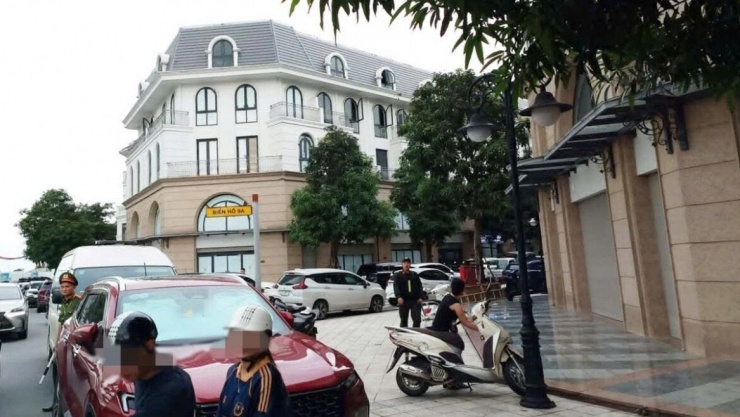 Lực lượng chức năng có mặt tại khu vực nhà Huấn Hoa Hồng tại Vinhomes Ocean Park. (Ảnh: Võ Nam)