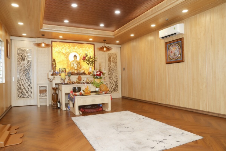 Mỗi buổi sáng, Dương Ngọc Thái và bà xã thường tu tập, thiền trong phòng thờ. Vài năm nay, Dương Ngọc Thái ăn chay trường.