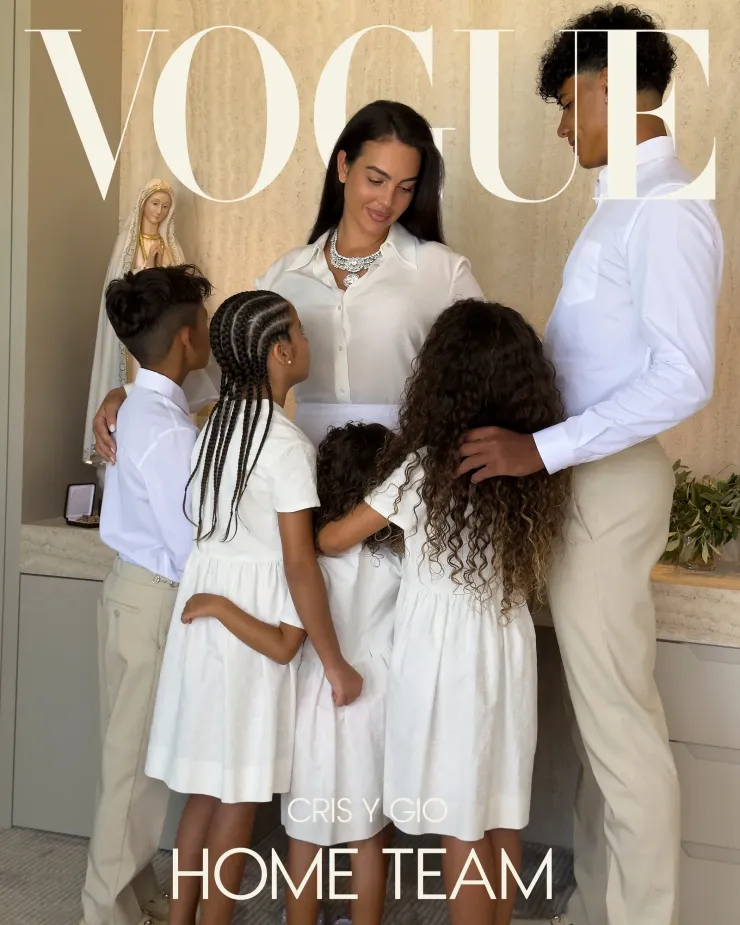 Georgina bên 5 người con. Ảnh: Vogue