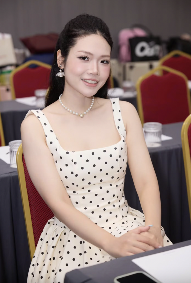 Mẹ của Ngọc Châu không đặt nặng chuyện vương miện bởi bà cho rằng một cô gái muốn đi xa cần hội tụ nhiều yếu tố, từ nhan sắc, trí tuệ, văn hóa, khả năng truyền cảm hứng đến sự yêu mến của khán giả và cả may mắn. Quan trọng hơn, đó phải là người có năng lực thật sự, biết học hỏi và không ngừng hoàn thiện.