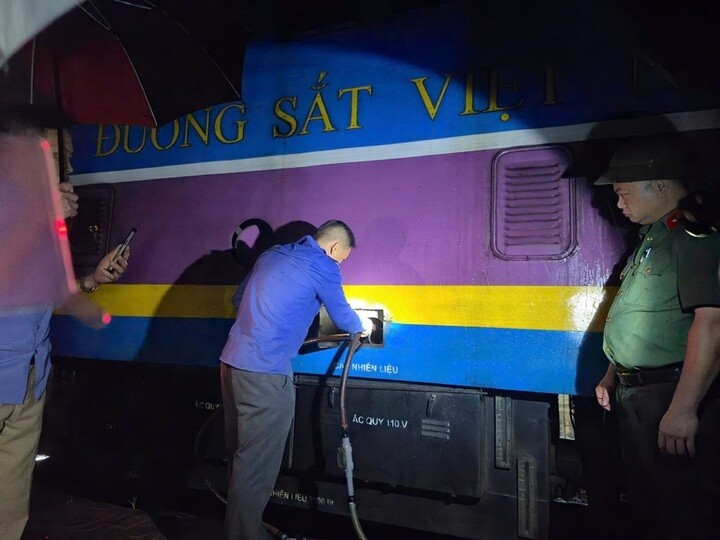 Cơ quan Công an bắt giữ Nguyễn Đình Kiên và các đối tượng trong lúc đang hút trộm hàng trăm lít dầu từ tàu D19E978 tại Ga Vinh