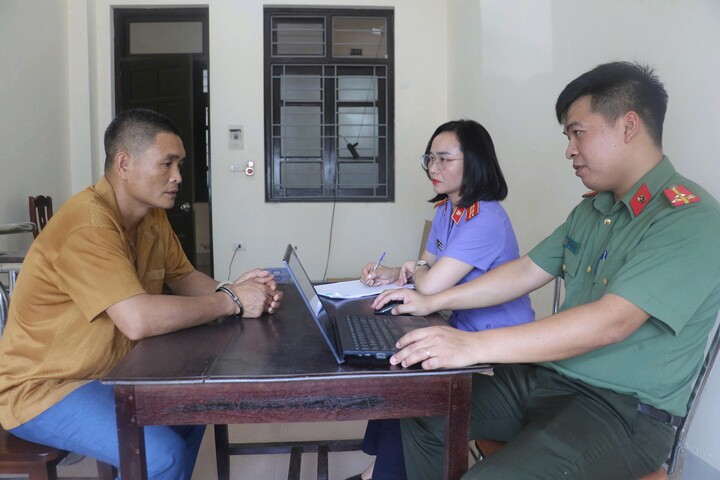 Cơ quan chức năng lấy lời khai Nguyễn Đình Kiên - đối tượng cầm đầu đường dây rút trộm dầu diezen ngành đường sắt