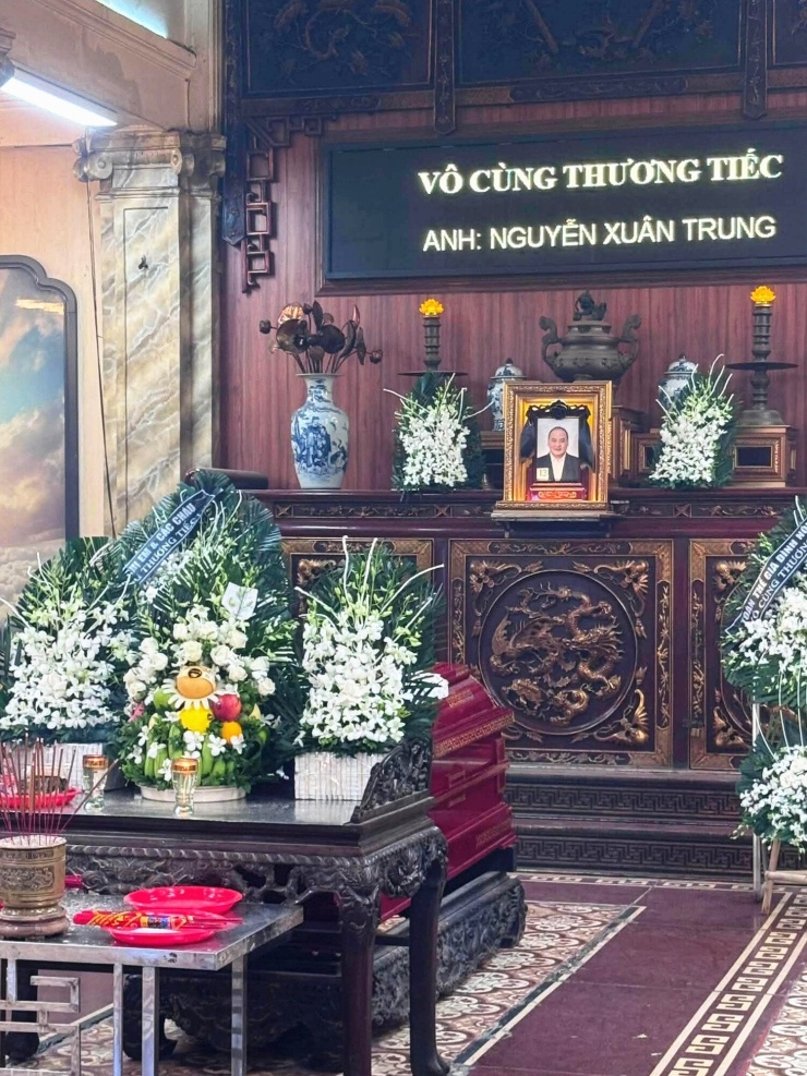 Đông đảo học trò đến viếng đám tang ca sĩ Nguyễn Xuân Trung qua đời ở tuổi 48 - 1