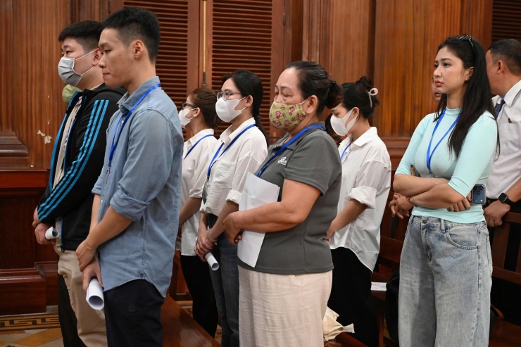 Các bị cáo tại ngoại, có mặt tại trụ sở TAND TP HCM. Ảnh: Phạm Hải