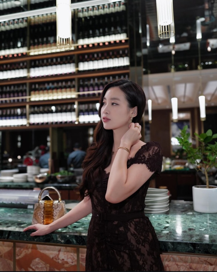 Đỗ Mỹ Linh khoe dáng với set đồ hơn 1,7 tỷ đồng - 3