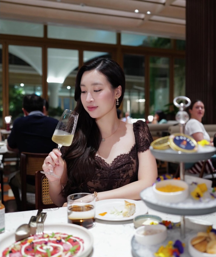 Đỗ Mỹ Linh khoe dáng với set đồ hơn 1,7 tỷ đồng - 8