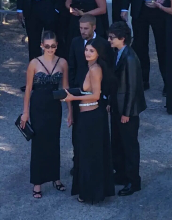 Kylie và Timothée bên vợ chồng Justin Bieber. Ảnh: Page Six