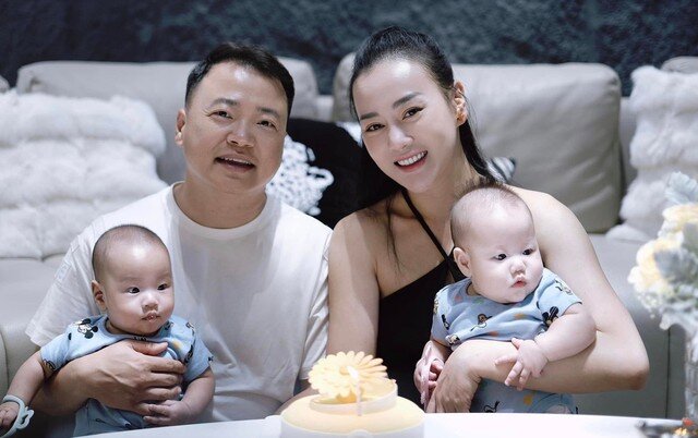 Sau khi kết hôn với diễn viên Phương Oanh, Shark Bình có cuộc sống hạnh phúc cùng hai con sinh đôi trong biệt thự sang trọng như một khu nghỉ dưỡng. Cô nhiều lần chia sẻ hình ảnh căn biệt thự trên trang cá nhân. Ngôi sao đưa tin.