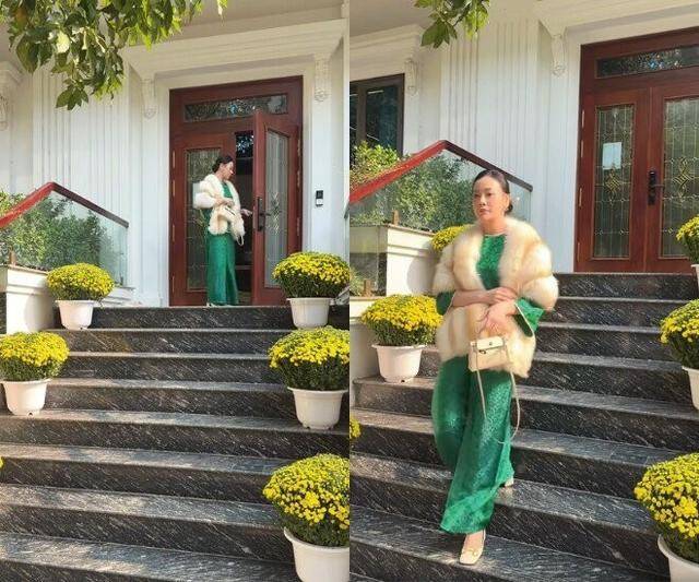 Vào dịp Tết, khuôn viên bên ngoài sáng bừng nhờ những chậu hoa cúc vàng.