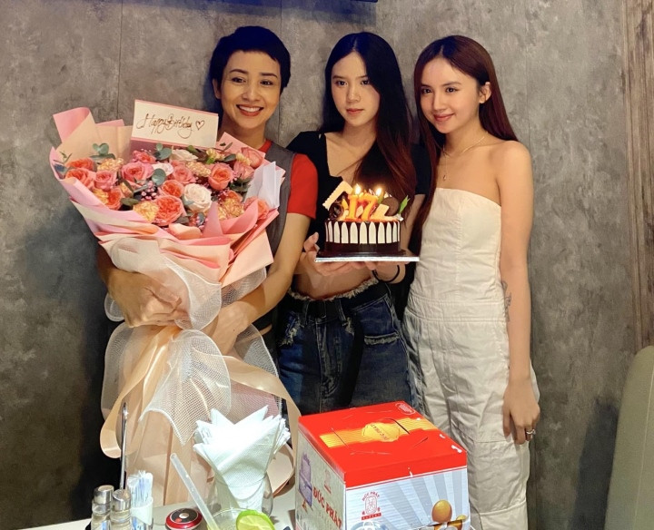 Thúy Hiền tìm điểm tựa bên 2 con gái. 