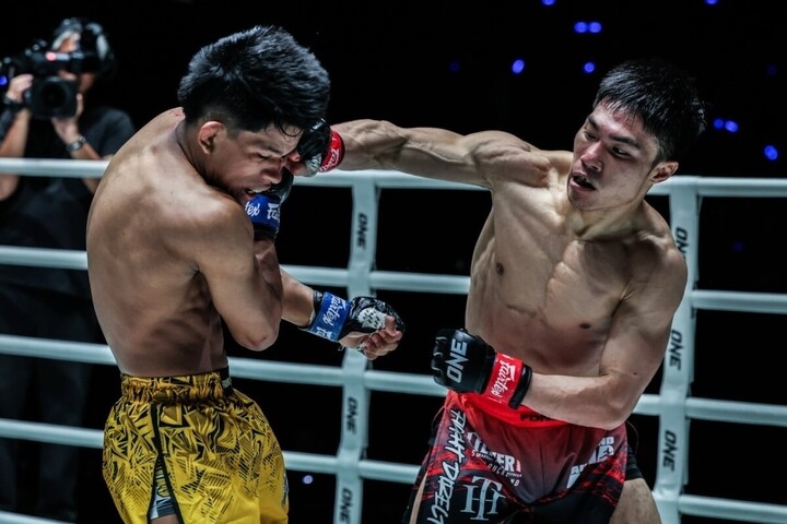 Viet Anh Do (quần đỏ) thi đấu áp đảo trước Davi Brandao.